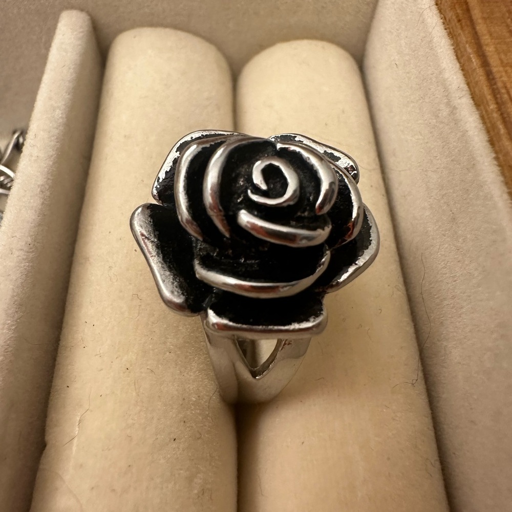 Elegant Black and Silver Rose Ring